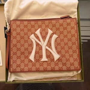X MLB NY YANKEES SUPREME ZIP WRISTLET POUCH